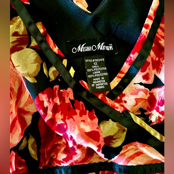 Beautiful Rose Print “Meghan Mathews”Dress Ruffle Trim. Size 12 - Picture 9 of 10